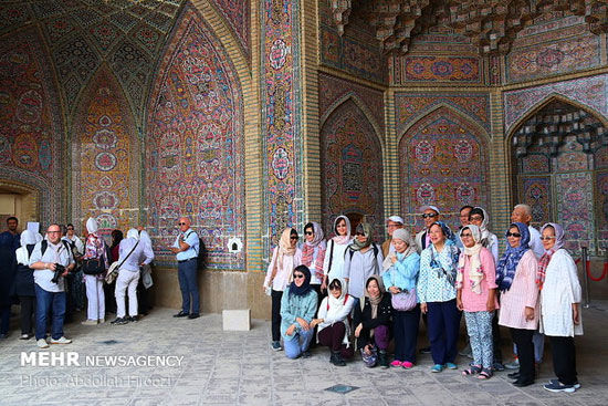 حضور گردشگران خارجی در مسجد نصیرالملک شیراز