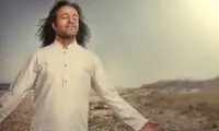 خواننده پاپ به سوگ پدرش نشست