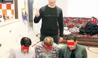 عکس یادگاری گروگان با آدم ربایان!