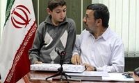یک کودک پشت میز احمدی نژاد / عکس