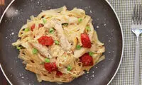 طرز تهیه‌ی پاستای مرغ خامه‌ای؛ با گوجه‌های رُست شده