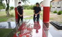 پیروانی و گل‌محمدی بر سر مزار ۲۴ ابدی