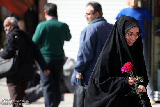 تصاویری از اهدای گل به زنان با حجاب در تهران