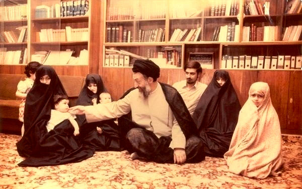 عکس یادگاری شهید بهشتی در کنار خانواده