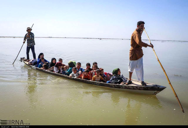 انتقال خطرناک چند کودک سیل زده در خوزستان