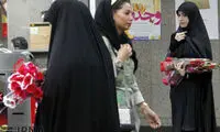 عکس: اهدای گل به زنان در عفاف و حجاب
