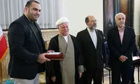 عکس یادگاری بهداد سلیمی با آیت‌الله هاشمی
