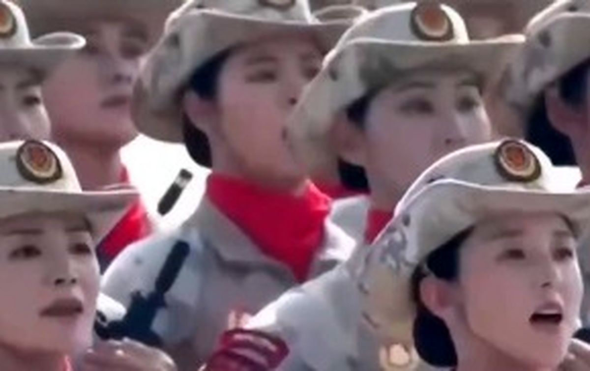 رژه سربازان زن ارتش چین در مقابل پوتین