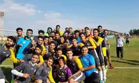 جشن تولد پورموسوی در تمرین استقلال خوزستان