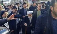سلفی با آیت‌الله جنتی در راهپیمایی