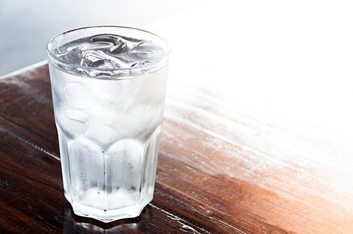 نوشیدن آب یخ با بدنتان چه می‌کند؟