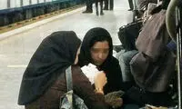 عکس: ورق بازی دختران در مترو تهران