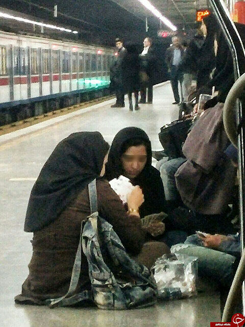 عکس: ورق بازی دختران در مترو تهران