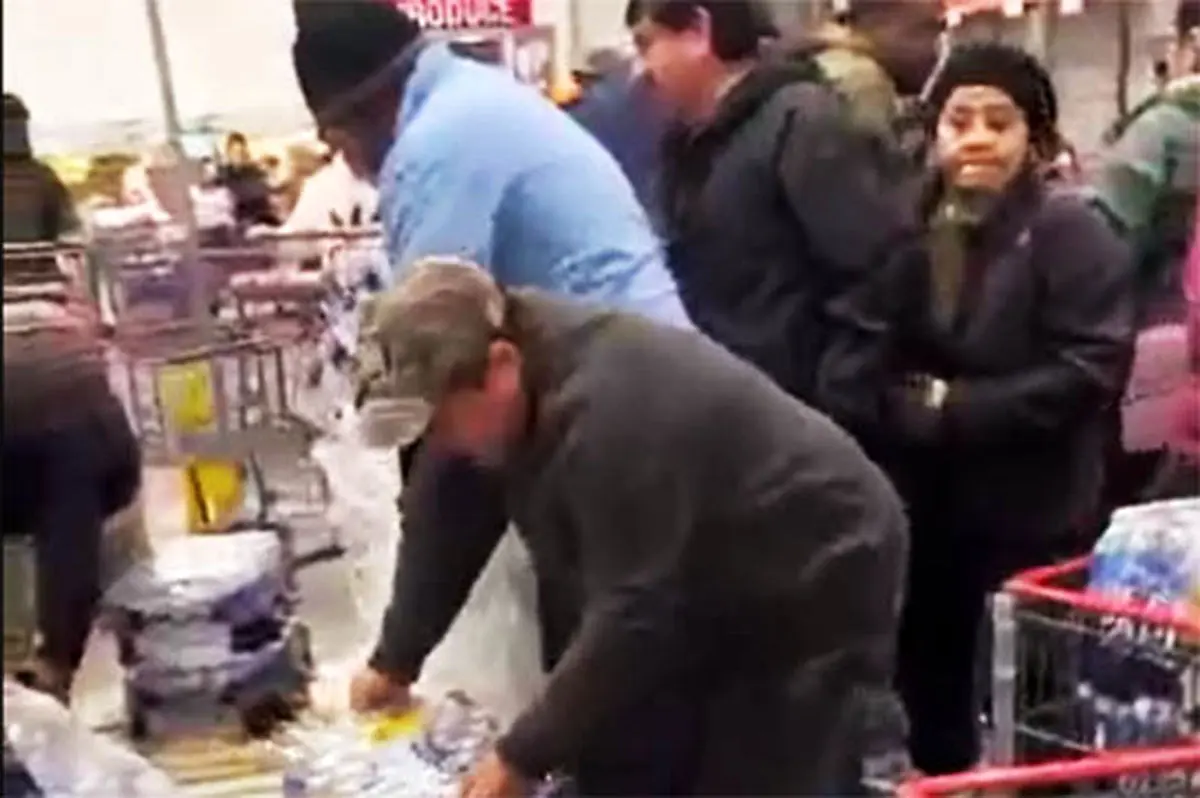 آمریکایی‌ها از ترس کمبود، فروشگاه‌ها را خالی کردند!