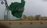 عکس سقوط پرچم‌سعودی از بلندترین پایه دنیا