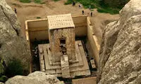 کعبه زرتشت، نشست ندارد