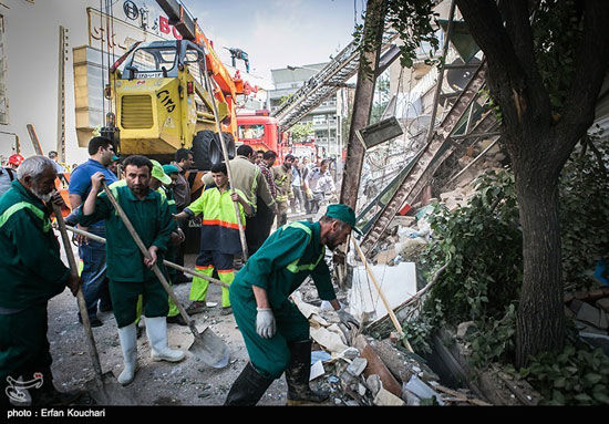 عکس: ریزش آوار بر اثر سقوط دکل مخابراتی