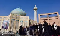 اقامه نماز مقابل مسجدی با درهای بسته!