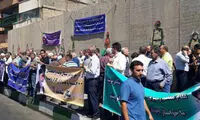 تجمع اعتراضی کسبه پلاسکو در خیابان جمهوری
