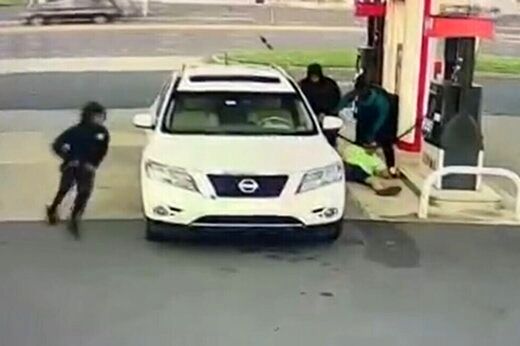 لحظه سرقت خودرو در پمپ بنزین مثل آب خوردن