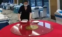 مهارت عجیب دو گارسن در تزئین میز غذا