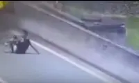 لحظه هولناک برخورد خودروی سواری به مینی‌بوس از پشت؛
