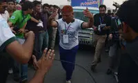 رکورد عجیب کشیدن کامیون با سبیل! +عکس