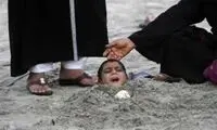 دفن کودکان توسط کشیشان در شن + عکس