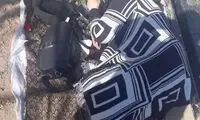 تصویری از مادر آرمان عبدالعالی بر سر مزار فرزندش
