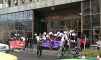 تجمع مشتریان عصبانی سایپا مقابل وزارت صنعت