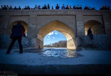 جاریِ آب در زاینده‌رود، شوق زندگی در اصفهان
