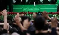 تصویری از سردار وحیدی در کنار تابوت پیکر رهبر انقلاب