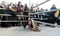 عکس: تقلا برای ‌دریافت ‌سبد‌ کالا!