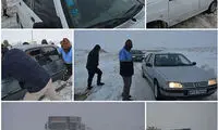 خدمت‌رسانی نیروهای ارتش به مسافران در برف مانده