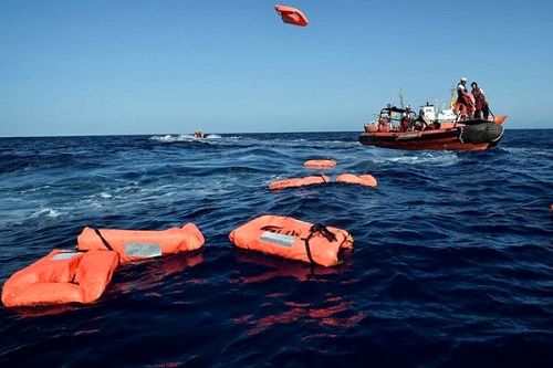 بیرون کشیدن اجساد ۸۲ مهاجر در سواحل تونس