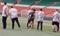 محمد صلاح در محاصره تیم پزشکی مصر