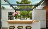 طراحی آشپزخانه شیشه‌ای بر روی بام