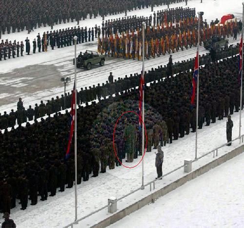 دراز ترین فرد در مراسم تدفین رهبر کره/ عکس