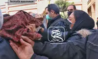 تصاویری از مونا فرجاد در مراسم خاکسپاری مادرش