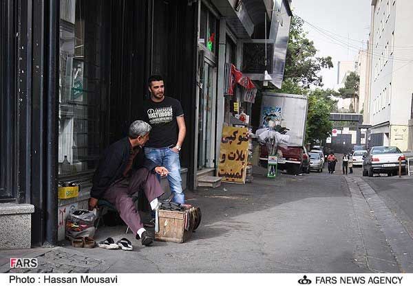 عکس؛ دست فروشی در پیاده روهای شهر