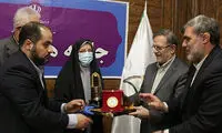 اهدای نشان پهلوانی به معاون وزیر ورزش