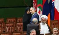 دخترِ روحانی در کنار فریدون در مراسم تحلیف