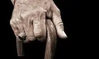 قاب غم‌انگیز و اشک‌آور از یک پیرمرد بر مزار همسرش