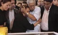 عکس: والدین چاوز در کنار تابوت پسرشان