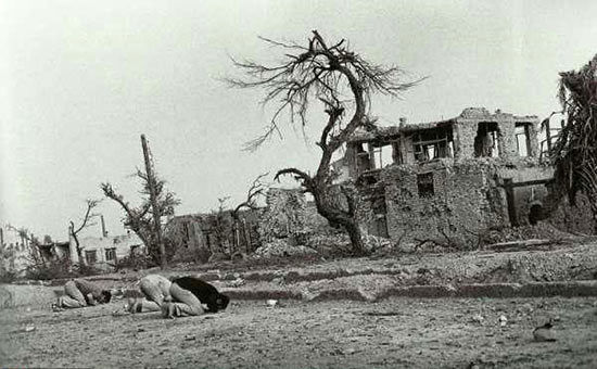 سجده شکر رزمندگان پس از ورود به خرمشهر