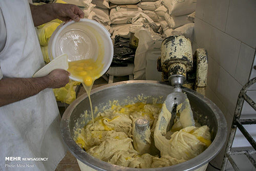 مراحل پخت شیرینی محبوب ماه مبارک رمضان