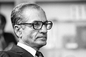 محمدرضا پهلوی در چادر پادشاه عربستان؛ سال ۱۳۳۵