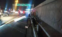 سقوط و چپ شدن خودروی سواری در اتوبان زین‌الدین
