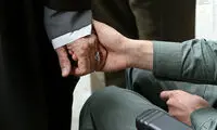 عکس: هدیه رهبری به جانباز مدافع حرم
