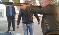 عکس: علی پروین در حال تیراندازی
